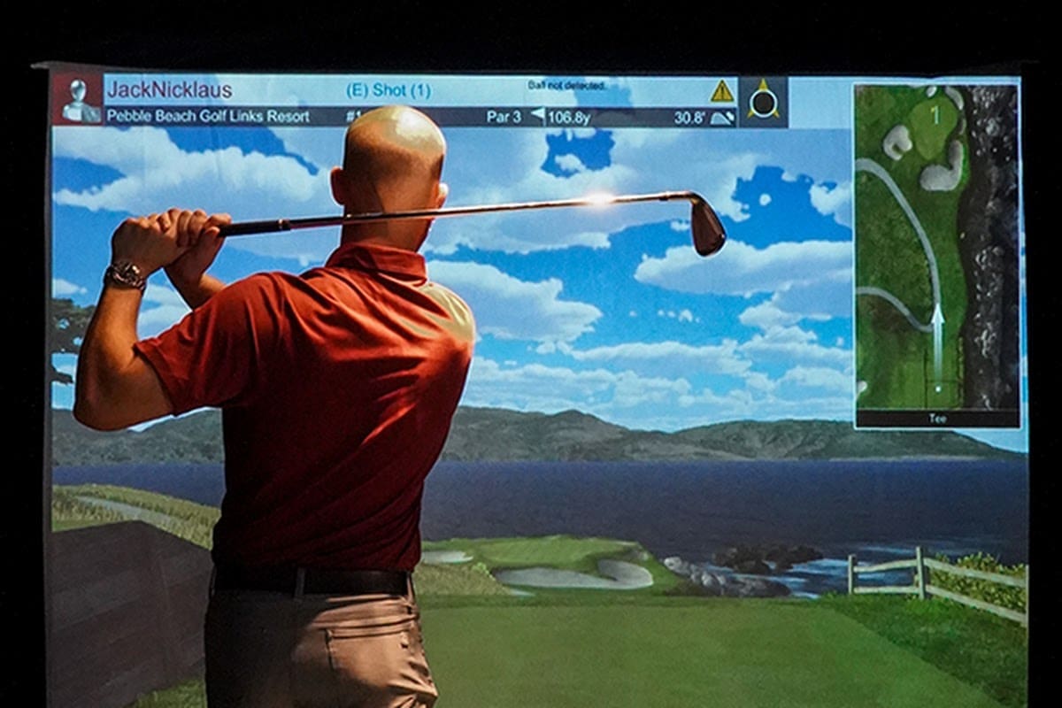 Golf simulator bay at Valley Eagles Golf Simulators in Elyria